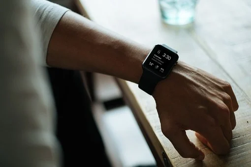 Co wybrać smartwatcha czy smartbanda?